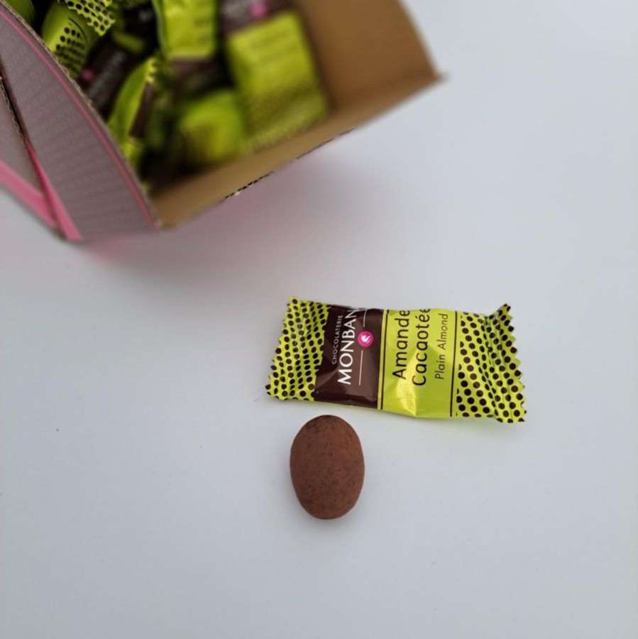 MHD 02-2026 / MONBANA - schokolierte Mandeln, 600 Gramm (ca. 200 Stück)